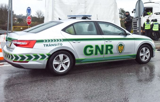 Dos niños franceses, de 3 y 5 años, encontrados solos al borde de una carretera Dos niños franceses, de 3 y 5 años, encontrados solos al borde de una carretera